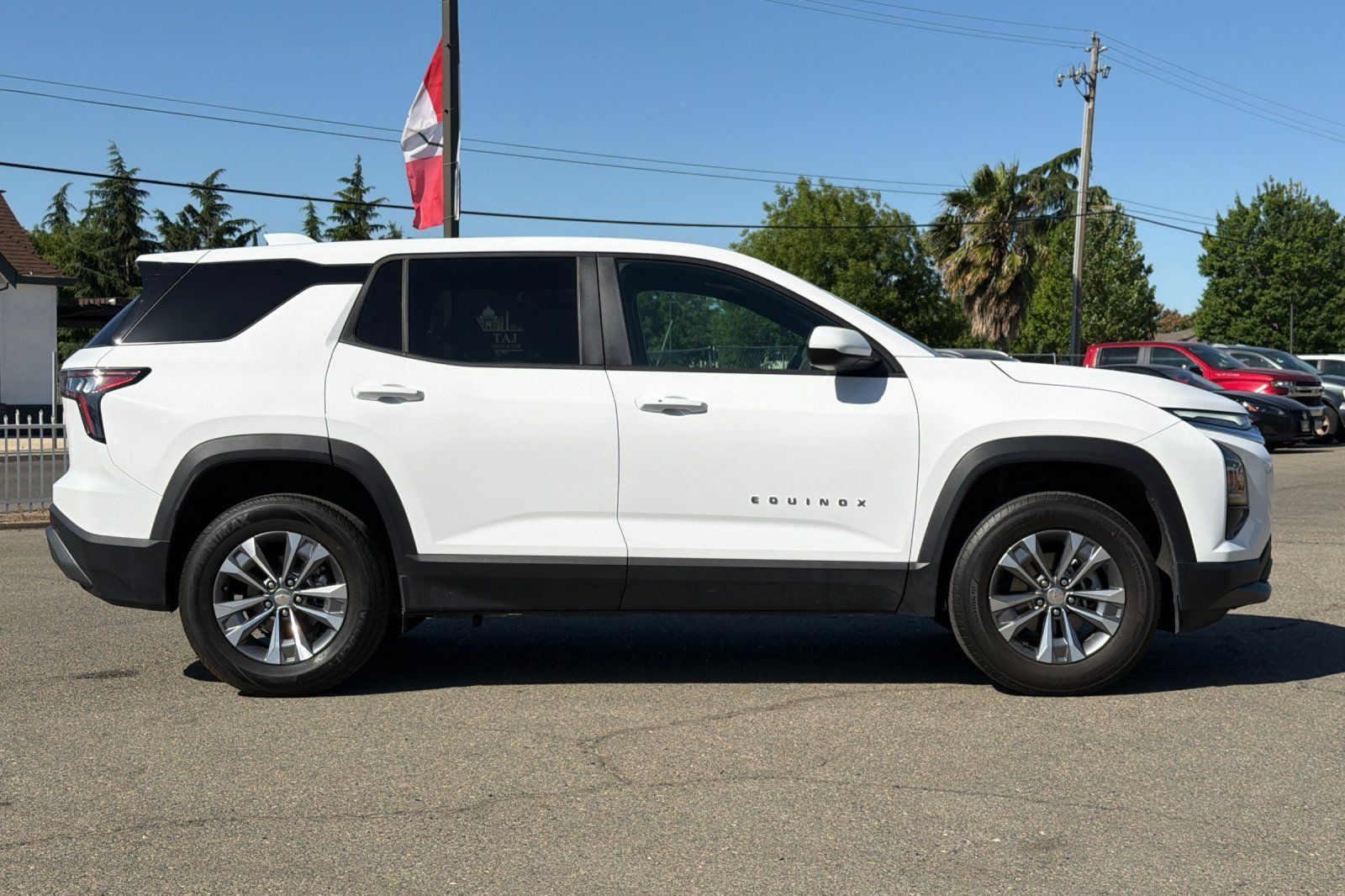 Used 2025 Chevrolet Equinox LT FWD image 3
