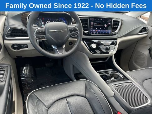 Used 2023 Chrysler Pacifica Limited FWD image 22