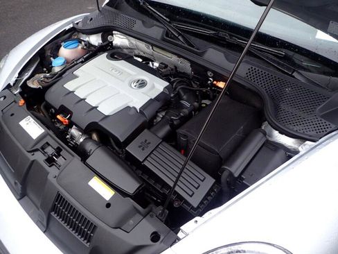 Used 2013 Volkswagen Beetle TDI image 21