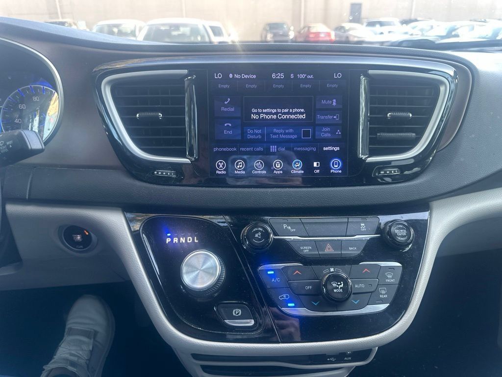 Used 2017 Chrysler Pacifica Touring-L FWD image 6