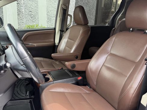 Used 2015 Toyota Sienna Limited Premium image 10