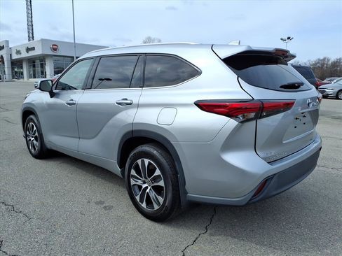 Used 2022 Toyota Highlander XLE image 6