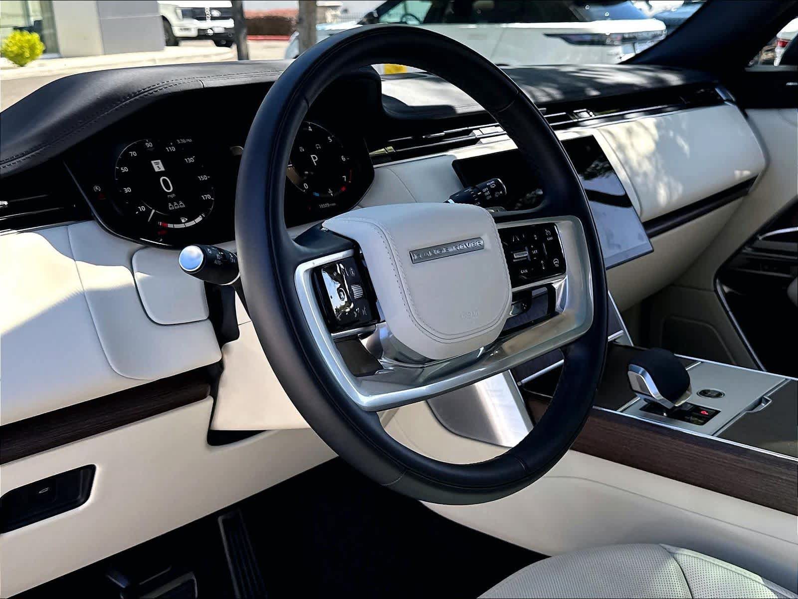 Used 2025 Land Rover Range Rover SE AWD/4WD image 18