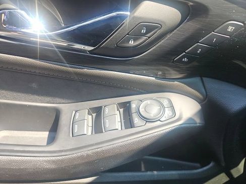 Used 2023 Chevrolet Traverse High Country FWD image 9