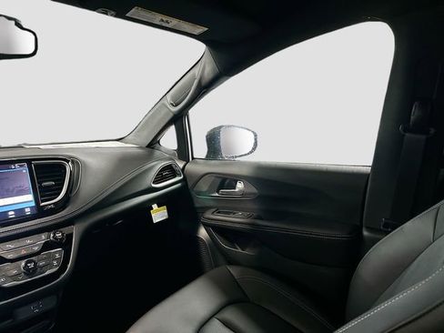 New 2026 Chrysler Pacifica Select AWD/4WD image 24