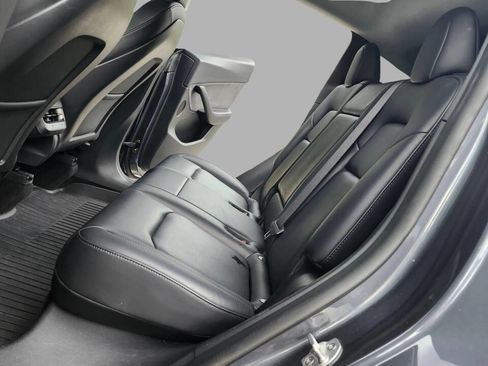 Used 2022 Tesla Model Y Long Range image 27