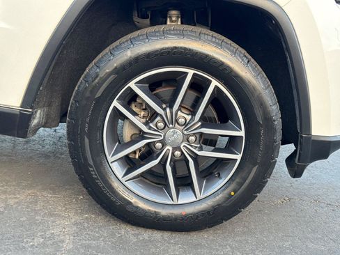 Used 2017 Jeep Grand Cherokee Limited w/ Trailer Tow Group IV AWD/4WD image 6
