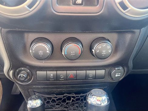Used 2018 Jeep Wrangler Unlimited Sahara image 14