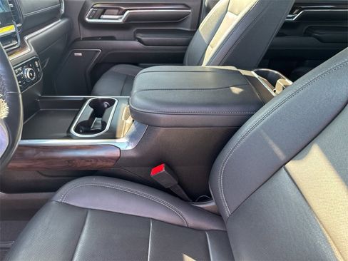 Used 2024 GMC Sierra 2500 SLT w/ SLT Premium Package image 17