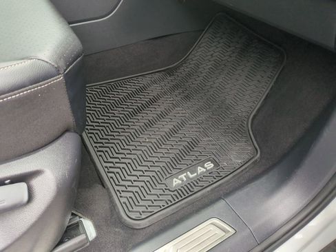 Certified 2022 Volkswagen Atlas SE image 11