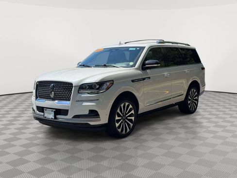 Used 2024 Lincoln Navigator Reserve AWD/4WD image 3