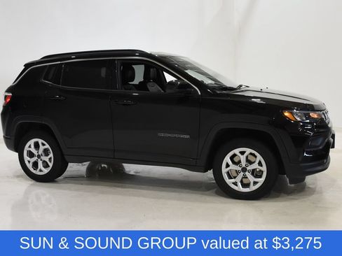Used 2025 Jeep Compass Latitude w/ Sun & Sound Group AWD/4WD image 3