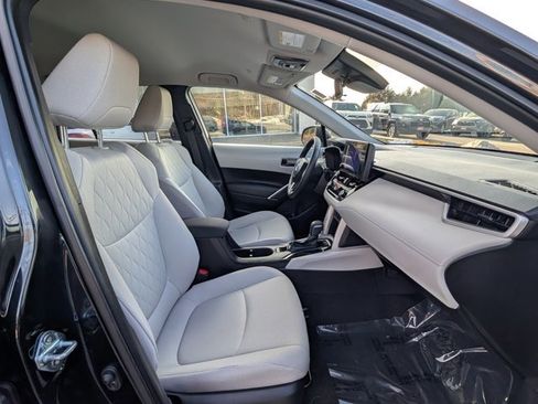 Used 2025 Toyota Corolla Cross LE image 20