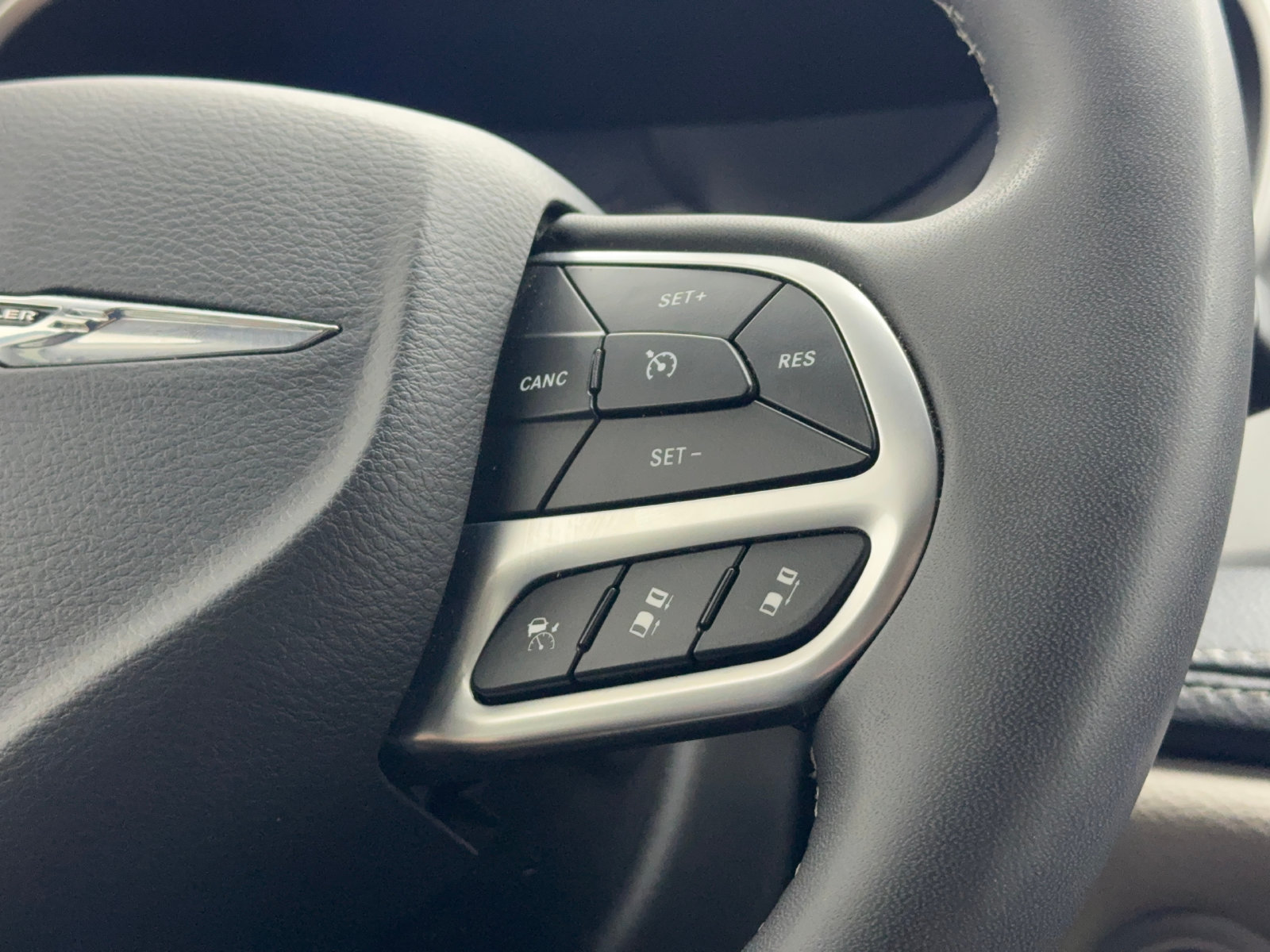 Used 2023 Chrysler Pacifica Touring-L FWD image 28