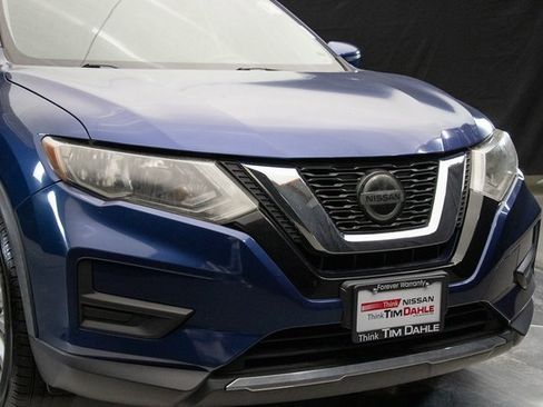 Used 2018 Nissan Rogue SV image 3