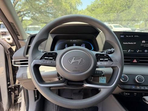 Used 2025 Hyundai Elantra SE FWD image 9