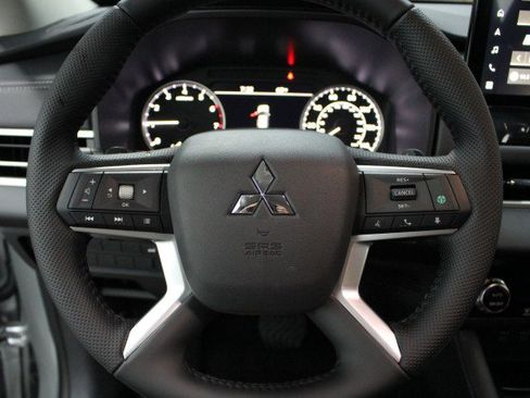 New 2025 Mitsubishi Outlander SE image 8