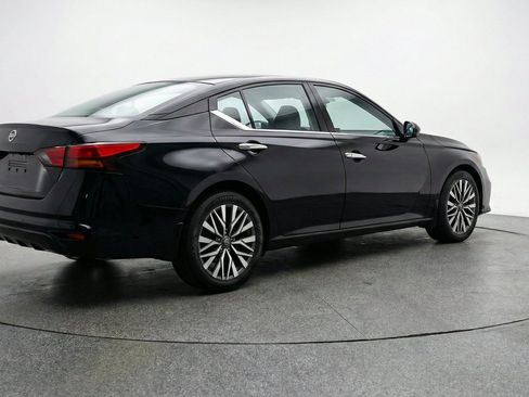 Used 2025 Nissan Altima 2.5 SV FWD image 9
