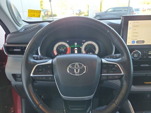 Used 2023 Toyota Highlander Limited image 16