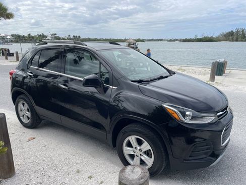 Used 2020 Chevrolet Trax LT w/ Driver Confidence Package AWD/4WD image 30