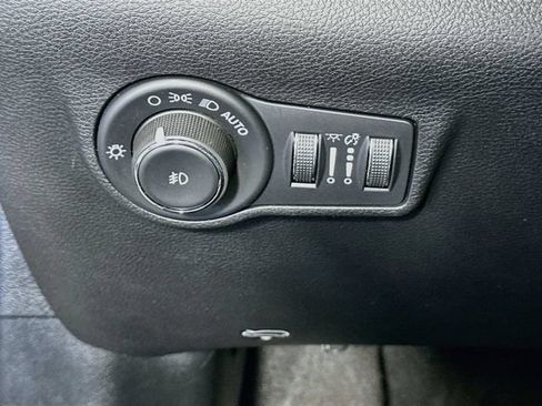 Used 2025 Jeep Compass Latitude w/ Convenience Group AWD/4WD image 11