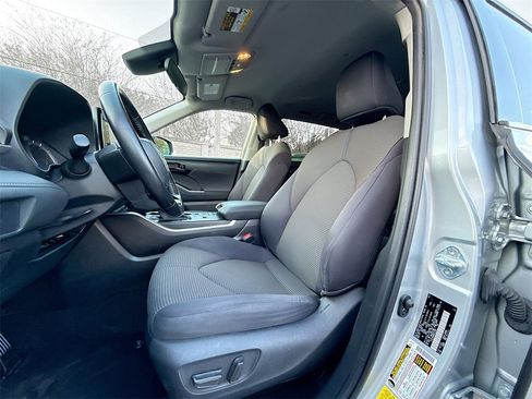 Used 2021 Toyota Highlander LE image 24