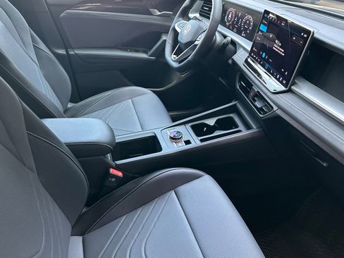 New 2026 Volkswagen Tiguan SE R-Line FWD image 14