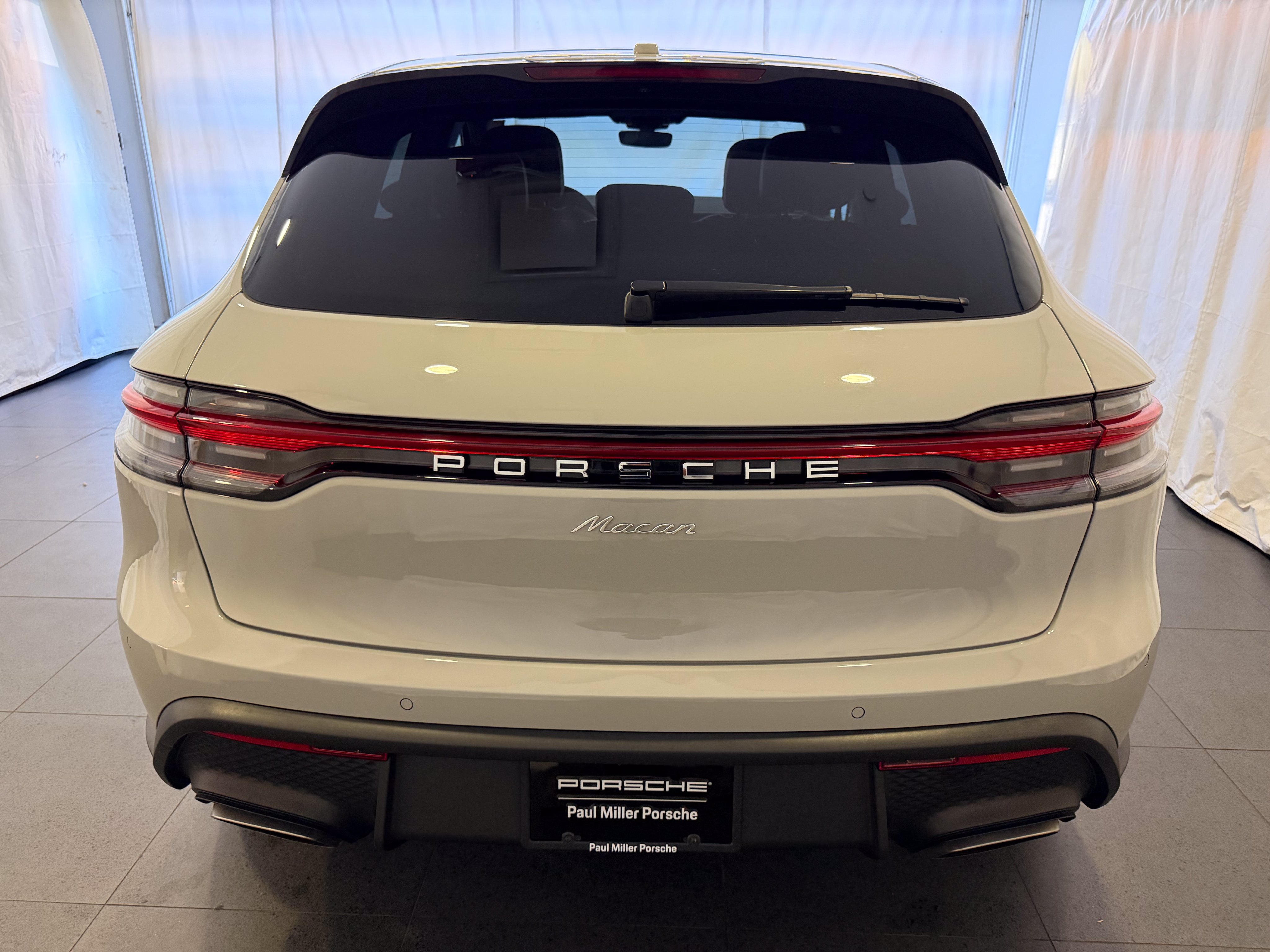 Certified 2026 Porsche Macan AWD/4WD image 8