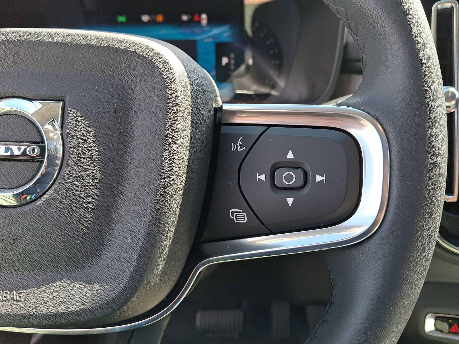 Used 2024 Volvo XC40 B5 Plus w/ Protection Package Premier AWD/4WD image 24