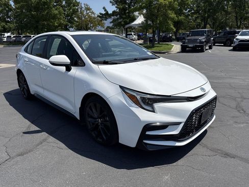 Used 2023 Toyota Corolla SE w/ SE Premium Package FWD image 4