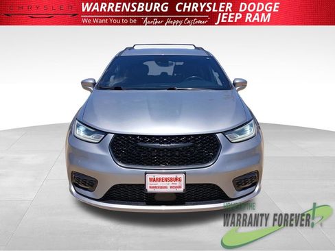 Used 2021 Chrysler Pacifica Touring-L w/ Uconnect Theater Family Group AWD/4WD image 10