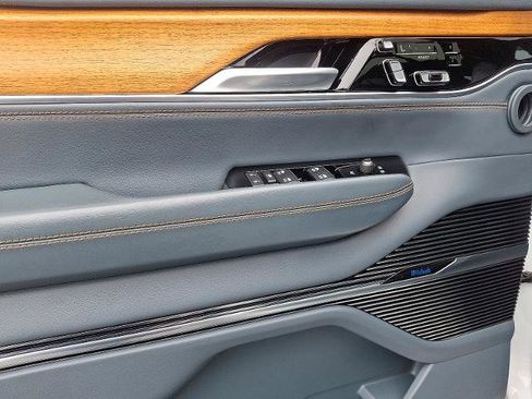 Used 2023 Jeep Grand Wagoneer Series II image 12