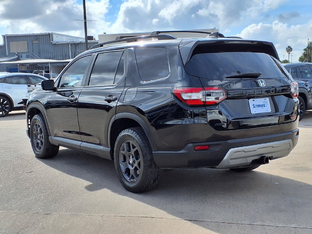 Used 2025 Honda Pilot TrailSport image 6