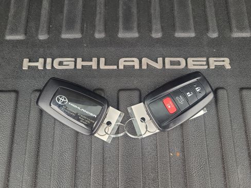 Used 2022 Toyota Highlander Limited AWD/4WD image 33
