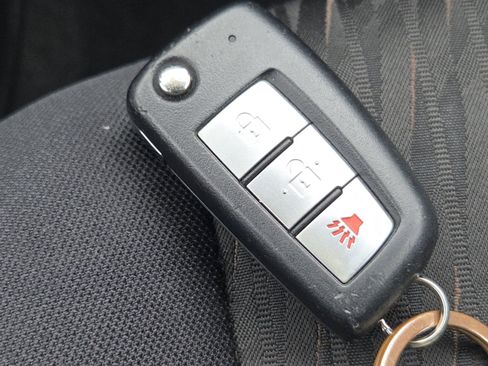 Used 2019 Nissan Rogue S image 32