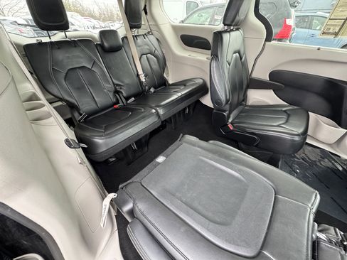 Used 2023 Chrysler Pacifica Touring-L image 12