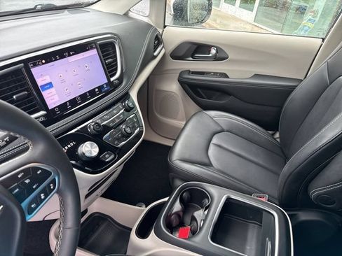 Used 2023 Chrysler Pacifica Touring-L FWD image 30