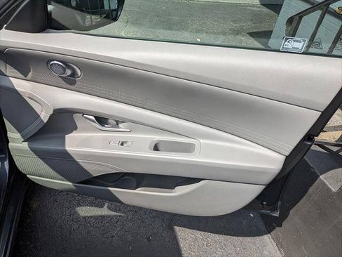 Used 2021 Hyundai Elantra SE FWD image 19
