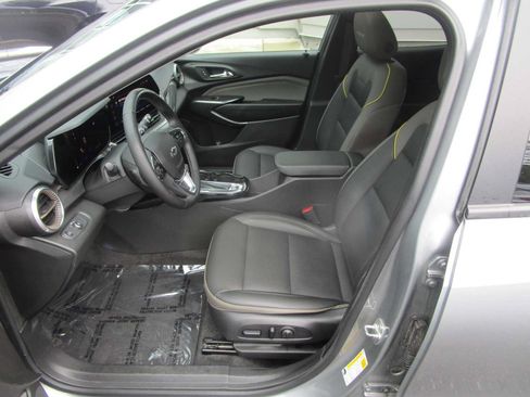 Used 2025 Chevrolet Trax ACTIV w/ Sunroof Package FWD image 13