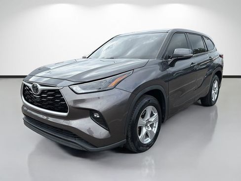 Used 2022 Toyota Highlander LE image 7