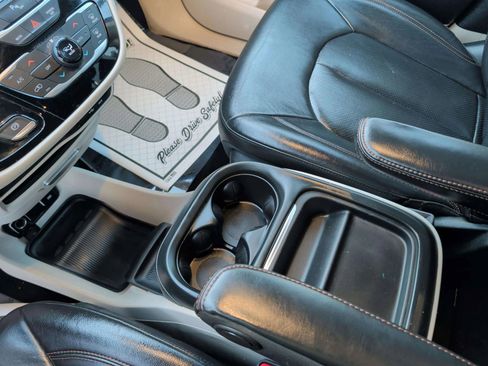 Used 2020 Chrysler Pacifica Touring-L image 38