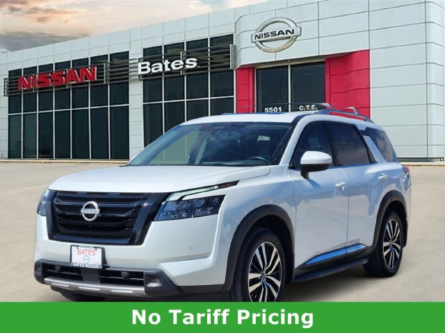 Used 2025 Nissan Pathfinder Platinum FWD image 2