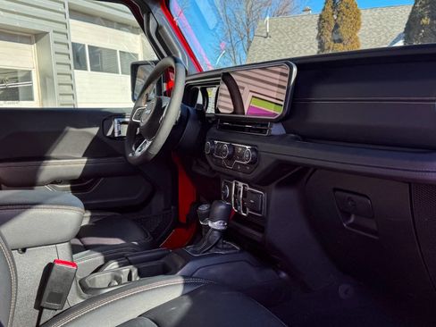 Used 2024 Jeep Wrangler Unlimited Sahara w/ Technology Group image 16