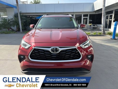 Used 2023 Toyota Highlander XLE image 2