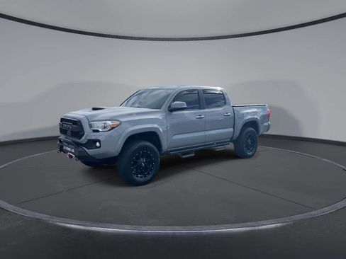 Used 2018 Toyota Tacoma TRD Sport AWD/4WD image 4