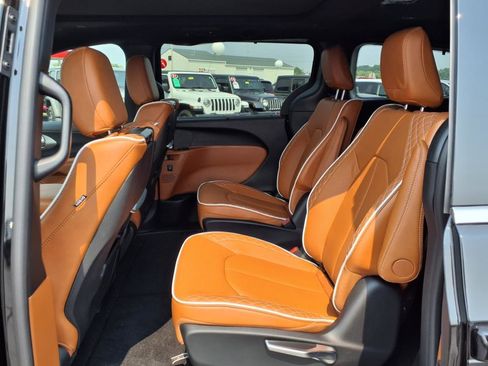 New 2025 Chrysler Pacifica Pinnacle w/ Trailer Tow Group image 8