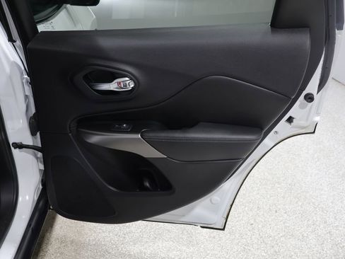 Certified 2019 Jeep Cherokee Latitude Plus w/ Cold Weather Group image 19