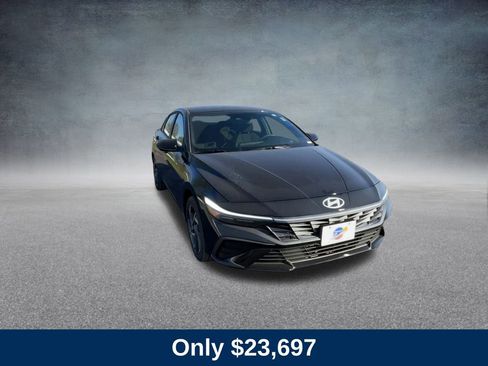 Used 2025 Hyundai Elantra SEL image 4