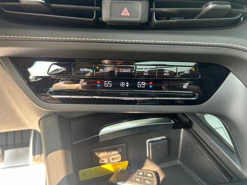 Used 2022 Buick Envision Essence w/ Technology Package II AWD/4WD image 25