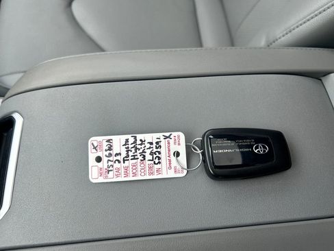 Used 2023 Toyota Highlander Limited image 31
